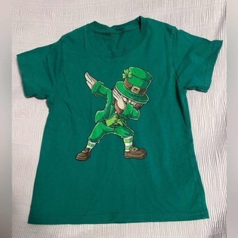 Leprechaun dabbing Green short sleeve shirt size 5‎